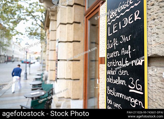 26 October 2021, Saxony, Dresden: A notice board outside a cafe on the high street informs patrons of the 3G rule. Photo: Sebastian Kahnert/dpa-Zentralbild/dpa