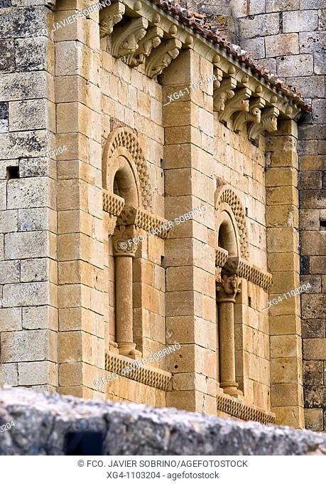 Ventanales con arcos de medio punto, impostas ajedrezadas y canecillos esculpidos, en la iglesia de estilo románico de San Pedro de Tejada - Valle de...