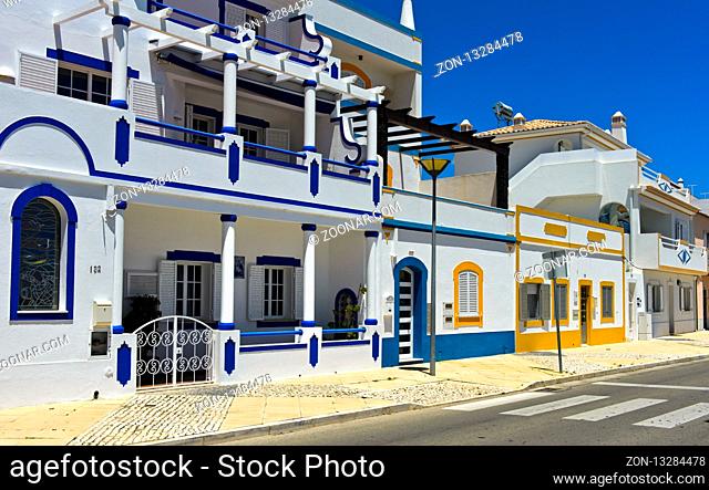 Gepflegte Wohnhäuser im südländischen Stil, Santa Luzia, Algarve, Portugal / Residential houses in the Mediterranean style, Santa Luzia, Algarve, Portugal