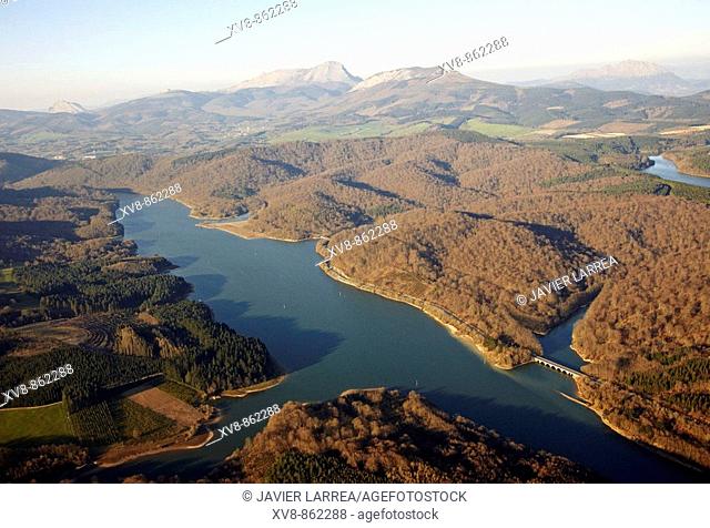 Urrunaga reservoir, Legutiano, Parque Natural de Urkiola in background, Sierra de Arangio, Alava, Basque Country, Spain