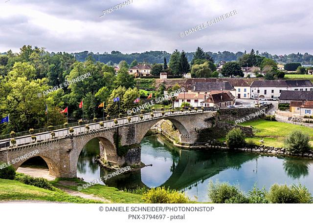 France, Pyrenees Atlantiques, Navarrenx (labelled Most Beautiful Village in France), Oloron river with bridge (13th century)