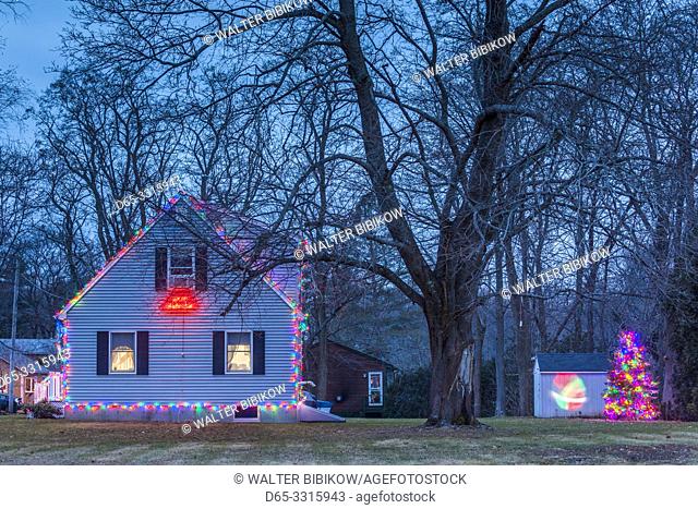 USA, New England, Massachusetts, Rowley, house decorated for Christmas
