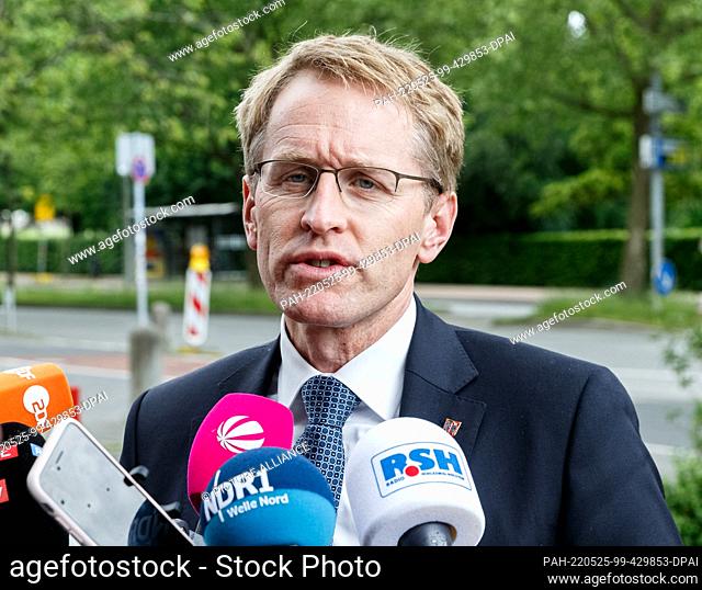 25 May 2022, Schleswig-Holstein, Kiel: Daniel Günther (CDU), Minister President of Schleswig-Holstein, speaks to journalists before the start of negotiations