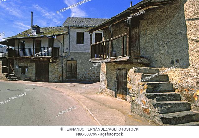Calle de ' Los Campos'. Vega de Espinareda, León province, Castilla-León, Spain