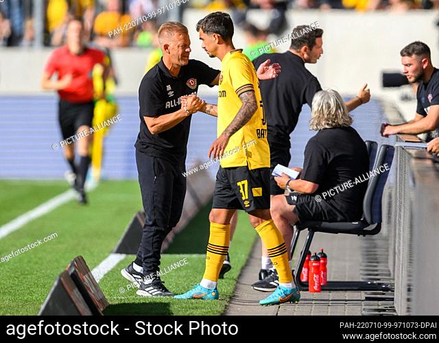 09 July 2022, Saxony, Dresden: Soccer: Test match, SG Dynamo Dresden - Borussia Dortmund, at Rudolf Harbig Stadium. Dynamo coach Markus Anfang (l) high-fives...