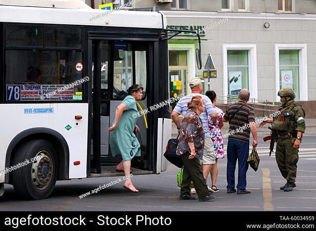 RUSSIA, ROSTOV-ON-DON - JUNE 24, 2023: A passenger bus at a checkpoint in Krasnoarmeiskaya street. Erik Romanenko/TASS