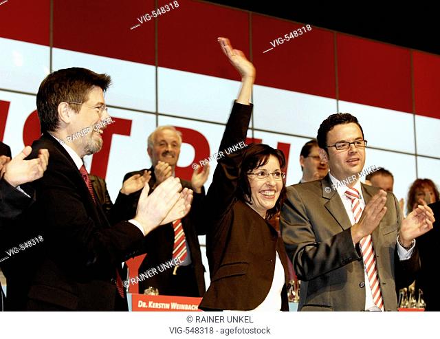 Landesparteitag der SPD von Hessen am 29.09.2007 :  Die Landesvorsitzende der SPD , Andrea YPSILANTI , winkt nach ihrer Rede den Delegierten zu