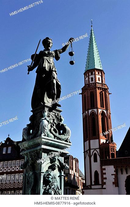 Germany, Hesse, Frankfurt am Main, Roemerberg (Römerberg) square, Fountain of Justice (Gerechtigkeitsbrunnen) and Nicolaikirche