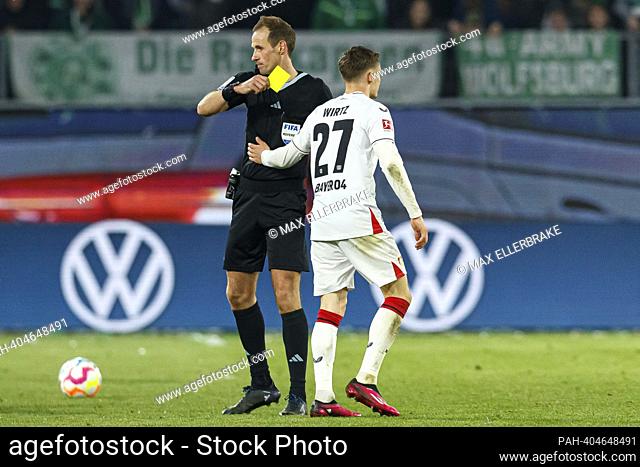 firo : 04/16/2023, football, soccer, 1st league, 1st Bundesliga, season 2022/2023, VfL Wolfsburg - Bayer 04 Leverkusen referee Sascha Stegemann gives Florian...
