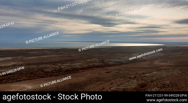 22 October 2021, Uzbekistan, Mujnak: The water in the western part of the Aral Sea shimmers in the morning sun. Every year, according to estimates