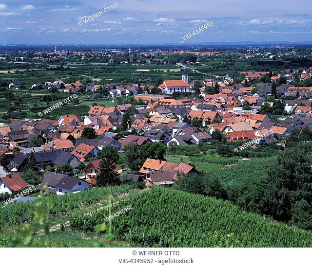 D-Ortenberg (Baden), Kinzigtal, Oberrhein, Rheinebene, Schwarzwald, Baden-Wuerttemberg, Weinbaugebiet, Blick ueber die Rheinebene und die Stadt Ortenberg in...