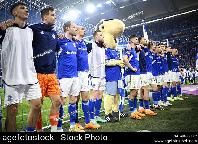 final jubilation GE, the team stands arm in arm in front of the fans and is being celebrated, team, soccer 1st Bundesliga, 30th matchday