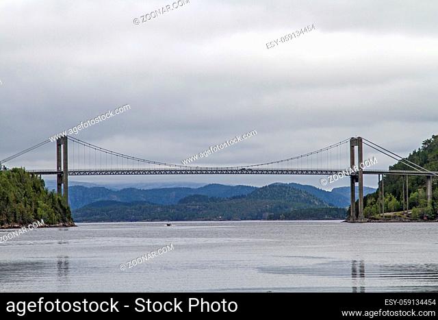 Die Brücke über den Namsenfjord verbindet Festland und Insel Otteroya
