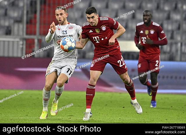 Marc ROCA (FC Bayern Munich), action, duels versus Marcus INGVARTSEN (1.FSV FSV FSV Mainz 05). Soccer 1. Bundesliga season 2021/2022.15