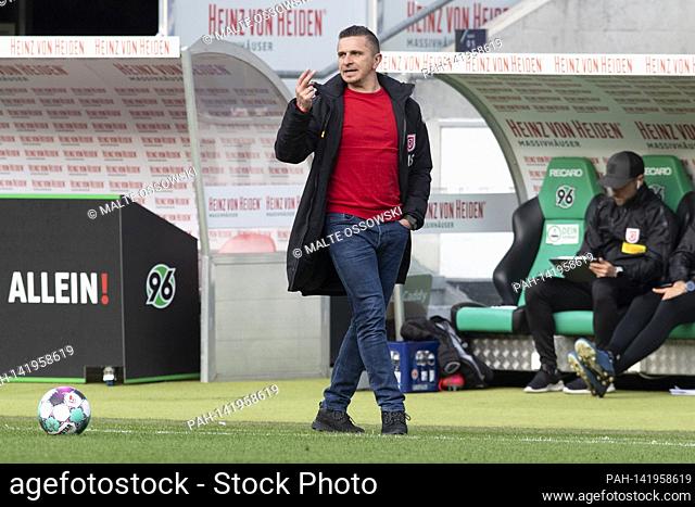 coach Mersad SELIMBEGOVIC (R), gives instructions to his players, Soccer 2nd Bundesliga, 30th matchday, Hanover 96 (H) - Jahn Regensburg (R) 3: 1, on April 21