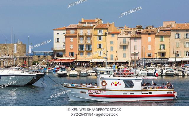 Saint-Tropez, Cote d'Azur, French Riviera, Provence, France. View across excursion boat and Vieux Port to Quai Frederic Mistral