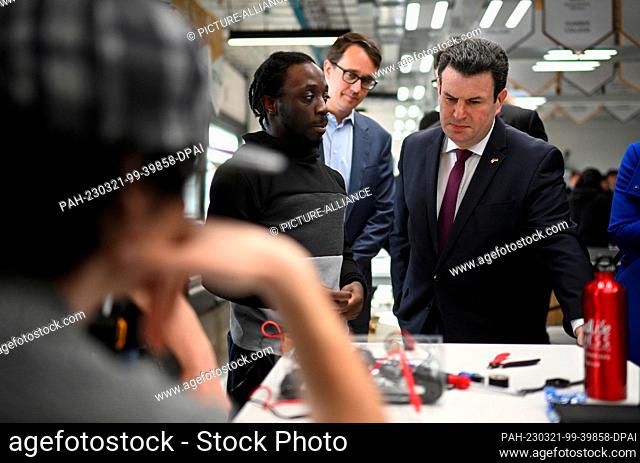 21 March 2023, Canada, Toronto: Hubertus Heil (SPD, r), German Minister of Labour and Social Affairs, and Monte McNaughton (back), Ontario Minister of Labour
