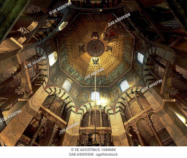 Octagonal interior, Palatine Chapel (786-804), Aachen Cathedral (8th-16th century) (Unesco World Heritage List, 1978), Rhineland-Westphalia, Germany