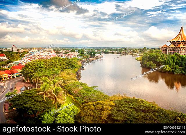 Blick über den Sarawak-Fluss auf die südliche und nördliche Seite der Stadt Kuching mit Waterfront und DUN-Komplex (Sitz des Parlaments des malaysischen...