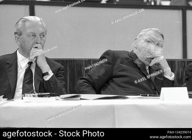 Kurt Georg KIESINGER (left) and Ludwig ERHARDT at a CDU presidium meeting, undated picture, Erhardt smokes cigar, smoking, smoker
