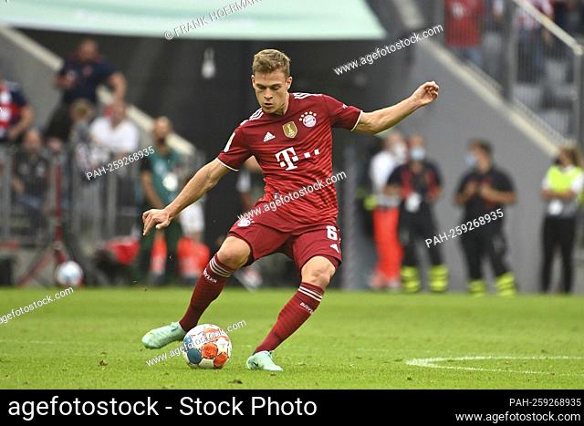 Joshua KIMMICH (FC Bayern Munich), action, individual action, single image, cut out, whole body shot, whole figure, football 1st Bundesliga season 2021/2022