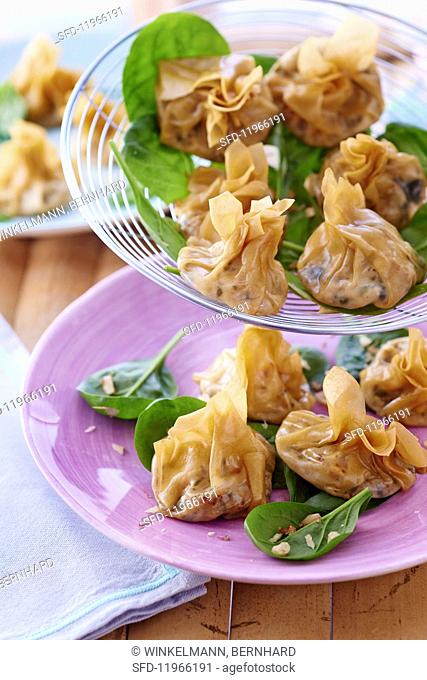 Steamed wontons filled with spinach and feta cheese