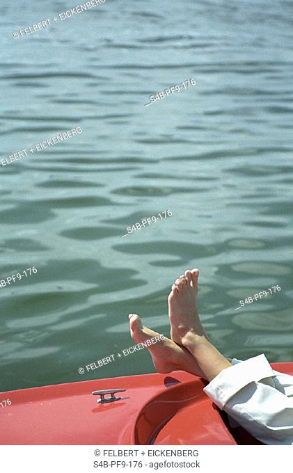 Nackte Fuesse auf rotem Ruderboot - Detail - Stilleben - Freizeit | Naked Feet on Red Rowboat - Detail - Still Life - Leisure Time | fully-released