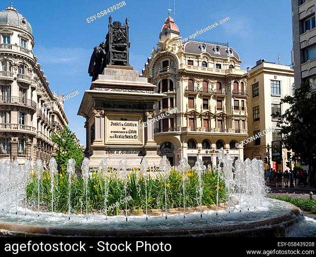 GRANADA, ANDALUCIA/SPAIN - MAY 7 : Monument to Ferdinand and Isabella, Plaza Isabel la Catolica, Granada, Spain on May 7, 2014. Unidentified people