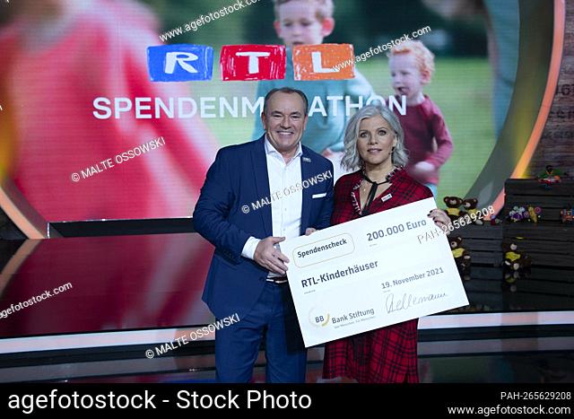 Wolfram KONS, presenter, Birgit SCHROWANGE, presenter, with a check for RTL Kinderhaeuser, 26th RTL donation marathon ""We help children"", television