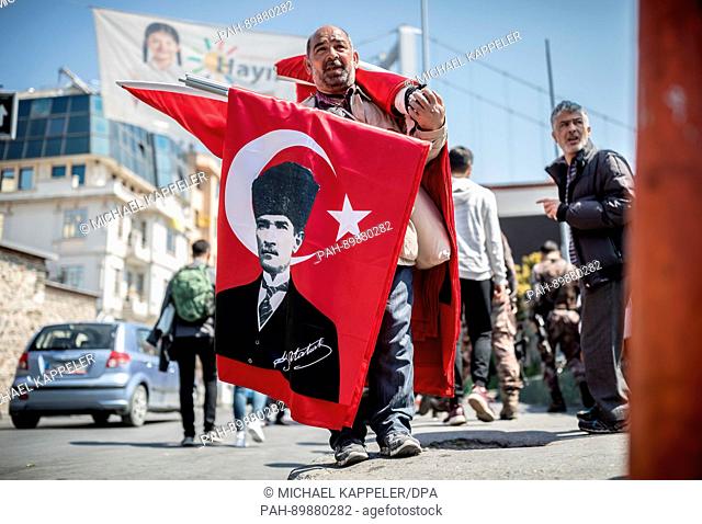 dpatop - A man hawking flags emblazoned with the image of Turkey's founding father Ataturk awaits for clients in Istambul, Turkey, 15 April 2017