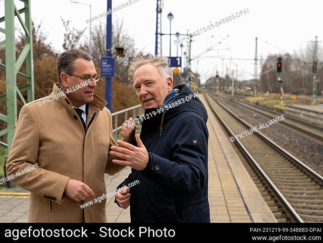 19 December 2023, Brandenburg, Lübbenau: Rainer Genilke (l, CDU), Brandenburg's Minister for Infrastructure and Regional Planning, and Alexander Kaczmarek (r)