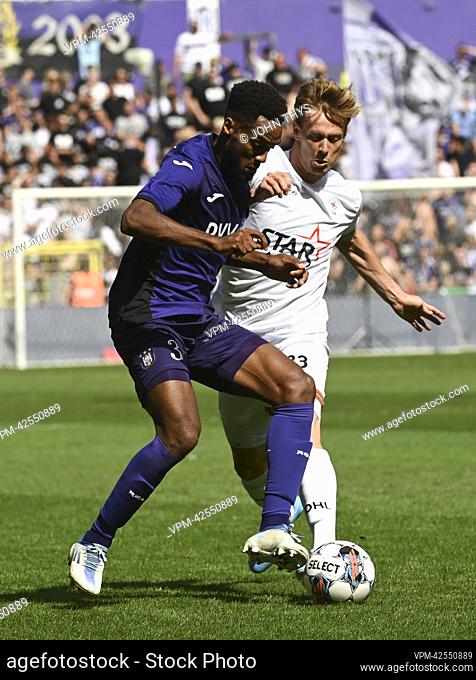 Anderlecht's Hannes Delcroix and OHL's Mathieu Maertens fight for the ball during a soccer match between RSCA Anderlecht and OH Leuven