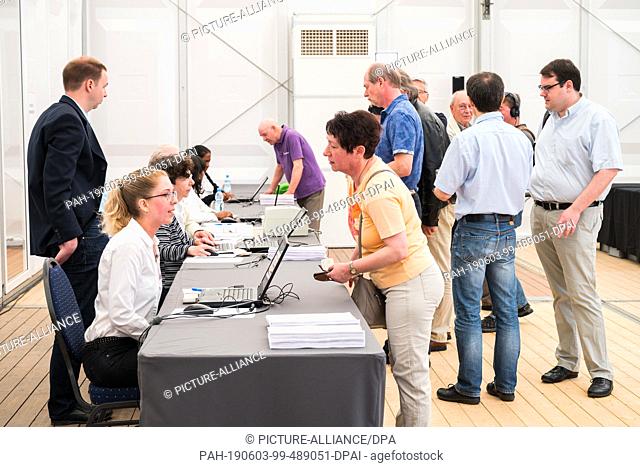03 June 2019, Saarland, Ensdorf: Private objectors register before the start of the discussion meeting about the increase in mine water in the Saar district...