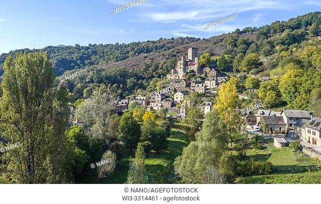 France, Aveyron, Belcastel, labelled Les Plus Beaux Villages de France (The Most Beautiful Villages of France), general view of the village with the castle...