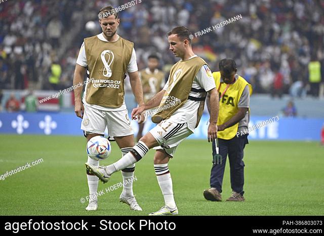 Mario GOETZE (GER) and Niclas FUELLKRUG (GER, left) warming up, action, Costa Rica (CRC) - Germany (GER) 2-4 group stage Group E, game 44 on December 1st, 2022