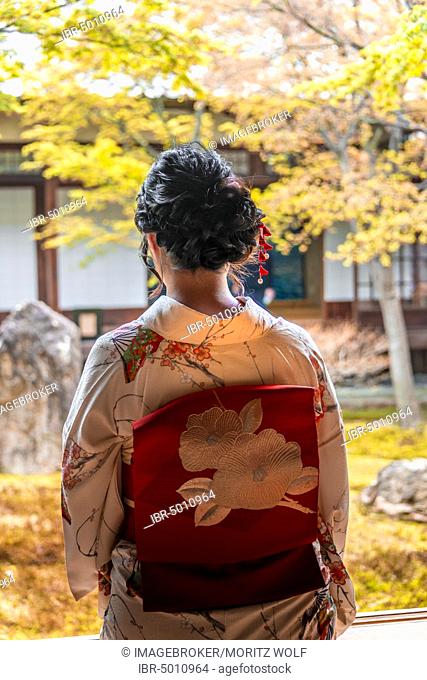 Japanese woman dressed with kimono, looking into the courtyard of O-shoin, Kennin-ji Temple, Higashiyama, Kyoto, Japan, Asia