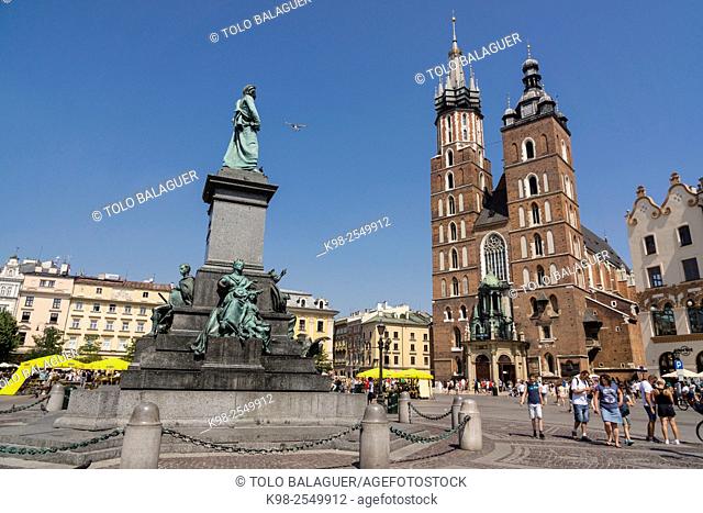 monumento a Adam Mickiewicz, 1898. detras las torres góticas de la basílica de Santa María (KoŠ›ciól Mariacki), Rynek Glówny , Market Place, Kraków