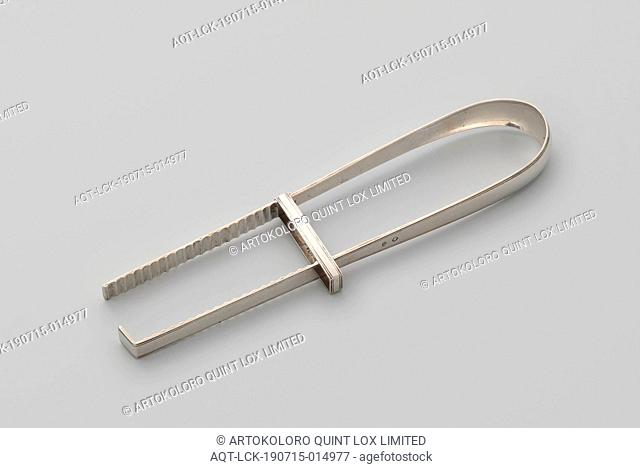 Asparagus tongs with two rectangular handles, ribbed on the inside, The two rectangular handles, are connected by a handle that widens towards the center