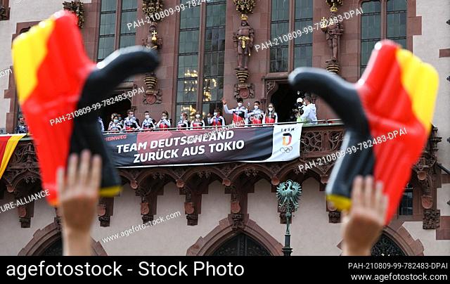 09 August 2021, Hessen, Frankfurt/Main: Olympic athletes stand on the balcony of the Römer during the welcome ceremony for Team Germany