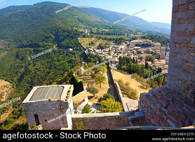 Blick auf die Festung Rocca Maggiore, der berühmten Stadt Assisi, Umbrien, Italien