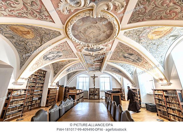 10 October 2018, Bavaria, Straubing: The library at the Carmelite monastery. (to dpa ""Fathers and Professors in Straubing Carmelite Monastery"" from 18