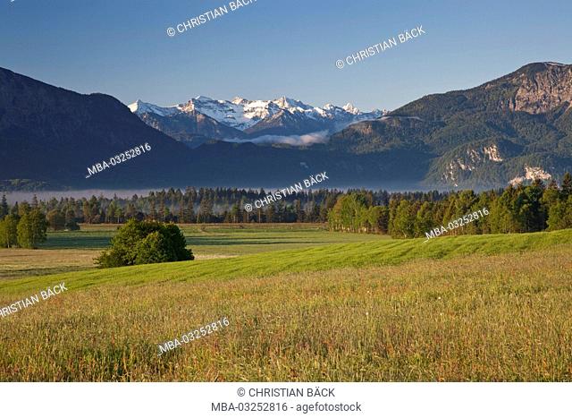 View from Sindelsdorf to the Karwendelgebirge and the Herzogstand, Upper Bavaria, Bavarians, South Germany, Germany