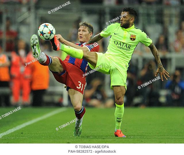 Barcelona's Dani Alves and Bayern Munich's Bastian Schweinsteiger (l) in action during the Champions League semi final soccer match FC Bayern Munich vs FC...