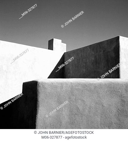 Adobe house (this style of architecture is typical of the South-West USA) in Santa Fe. New Mexico, USA