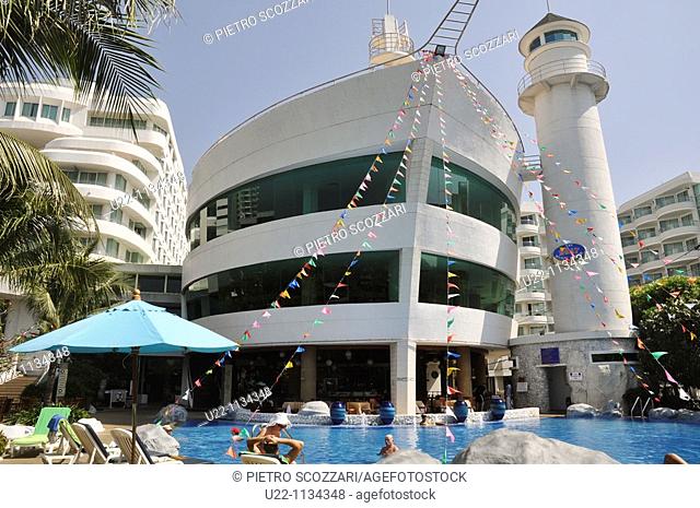 Pattaya (Thailand): A-ONE The Royal Cruise Hotel, ship-shaped hotel at Pattaya Beach