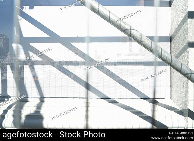 November 14th, 2023, Las Vegas Street Circuit, Las Vegas, FORMULA 1 HEINEKEN SILVER LAS VEGAS GRAND PRIX 2023, in the picture taped windows on the bridges over...