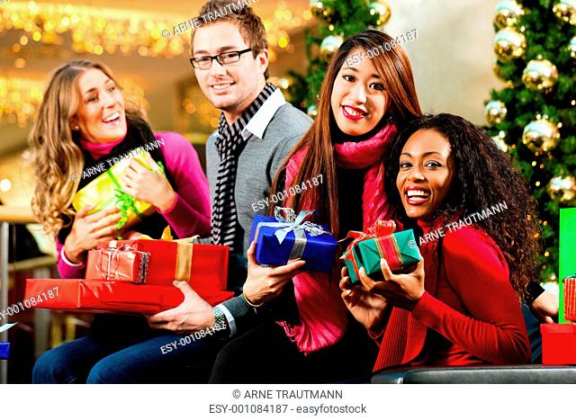 Freunde an Weihnachten in Einkaufszentru