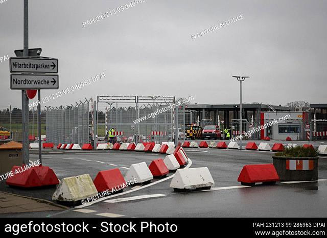 PRODUCTION - 13 December 2023, Hamburg: Concrete barriers secure an entrance to the airfield at the north gate of Hamburg Airport