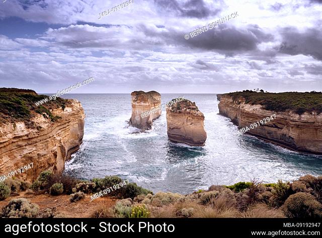 Rock formation on the Great Ocean Road: Island Arch seen from the Tom and Eva Lookout. Located between Loch Ard Gorge and Razorback