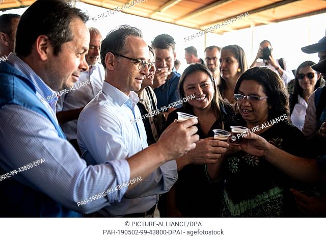 01 May 2019, Colombia, Icononzo: Heiko Maas (middle l, SPD), Foreign Minister of the Federal Republic of Germany, visits a brewery in the reintegration camp...